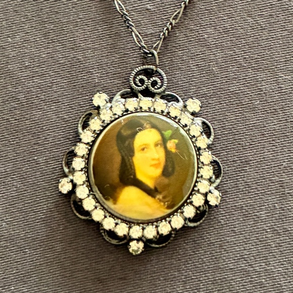 N/A Jewelry - Cameo pendant necklace